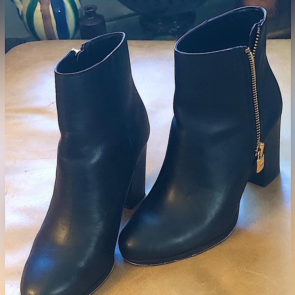 Michael Kors Black Leather Booties , Gold Side Zip With Lock Pull Woman’s 7 1/2 - Picture 10 of 15